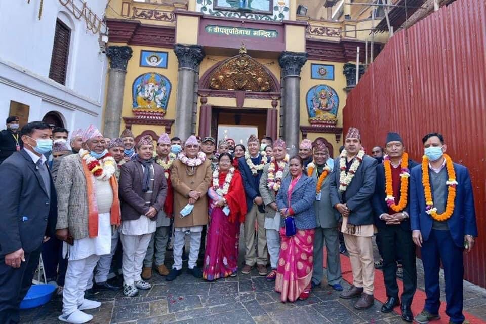 पशुपतिनाथ पुगेर प्रधानमन्त्रीले गरे विशेष पूजा